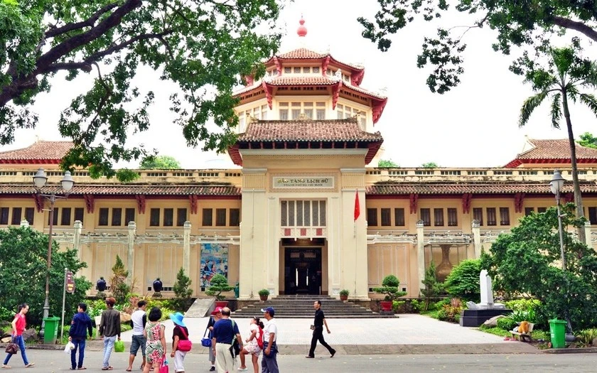 Du khách tham quan Bảo tàng Lịch sử Thành phố Hồ Chí Minh - nơi bảo tồn và trưng bày hàng chục ngàn hiện vật quý được sưu tầm trong và ngoài nước Việt Nam.