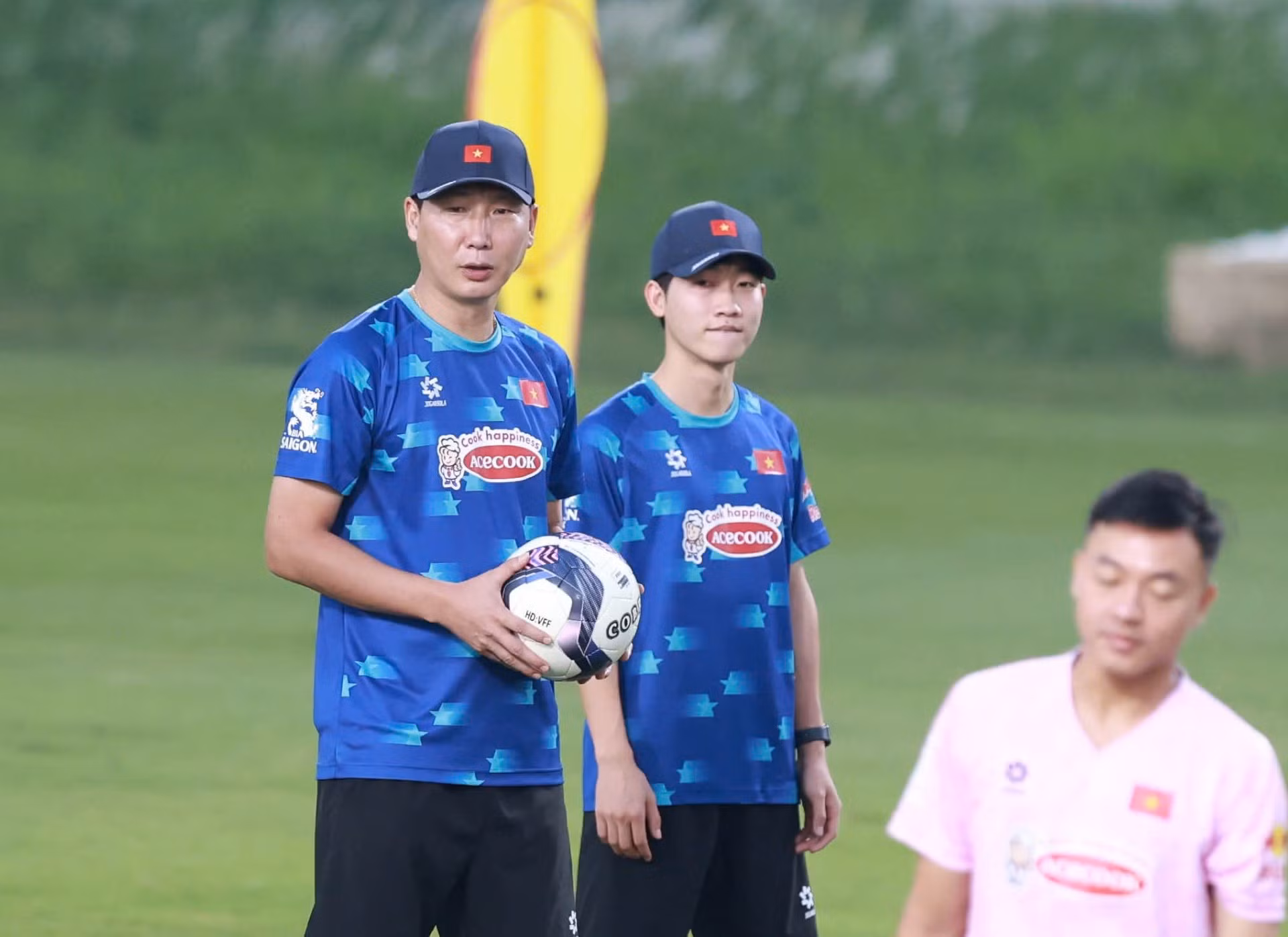 Nhưng lúc này đoàn quân của HLV Kim Sang Sik bỗng trở thành ứng viên số 1 cho chức vô địch.