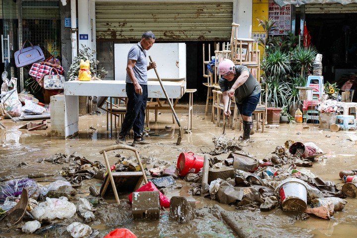Mưa lớn khiến Rongjiang bị ngập một nửa lần thứ hai chỉ trong vài ngày. Mưa lớn khiến Rongjiang bị ngập một nửa lần thứ hai chỉ trong vài ngày.