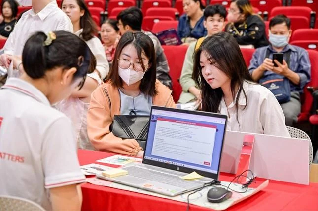 Thí sinh nhập học tại một trường đại học ở TPHCM ngày 19/8.