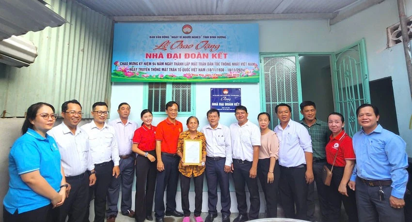 Những căn nhà “Đại đoàn kết” khang trang được các địa phương trao đến người nghèo trong những ngày cuối năm để kịp đón Tết Nguyên đán 2025