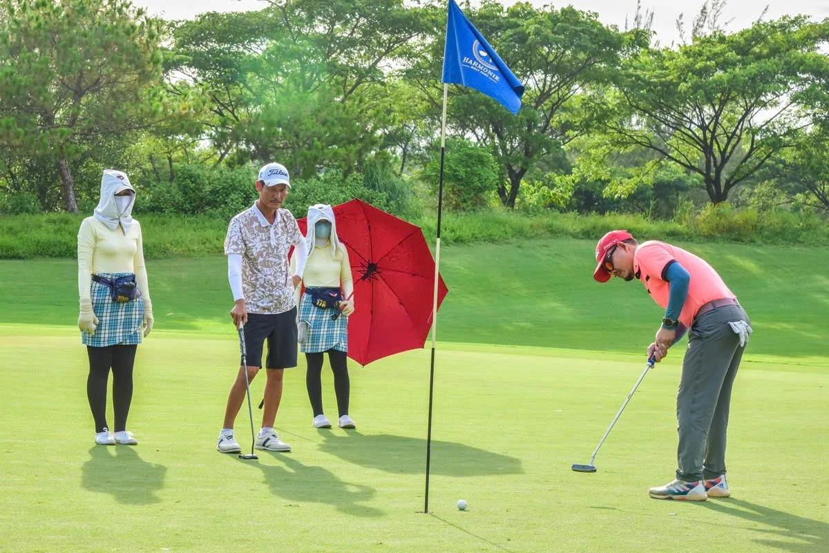 Các golf thủ tham gia giải golf do Chi hội golf du lịch Sài Gòn phối hợp cùng Trung tâm Xúc tiến du lịch Bình Dương tổ chức.
