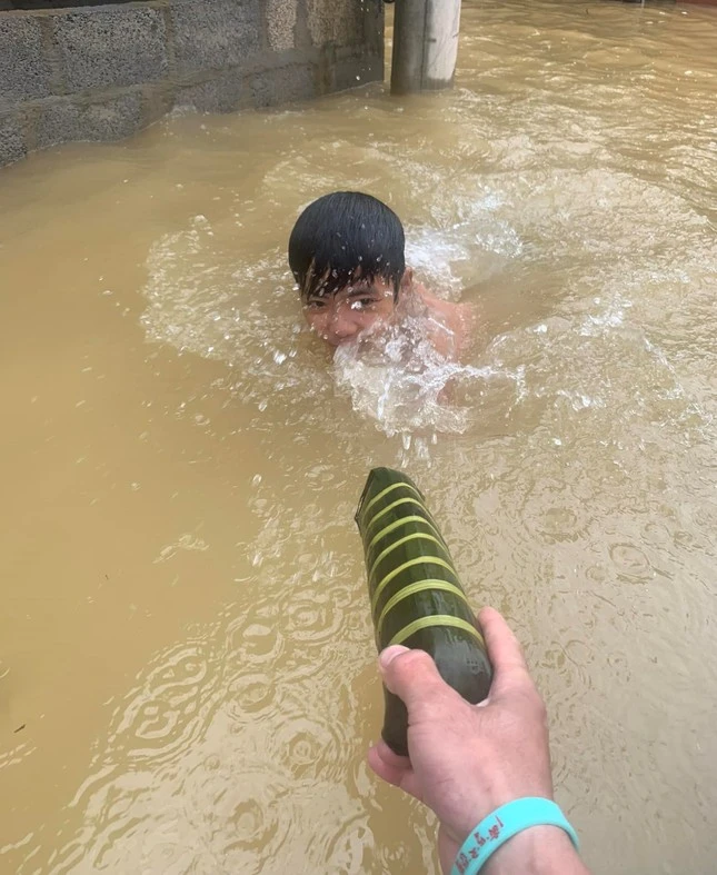 Người dân vùng lũ Lệ Thủy (Quảng Bình) nhận bánh tét từ đoàn cứu trợ Chuyến xe vạn tình 0 đồng (Đà Nẵng) thay vì mì tôm.