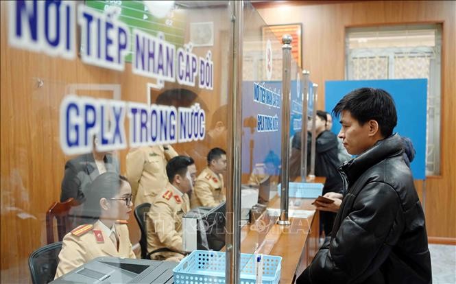 Sau khi hoàn tất các thủ tục và nộp lệ phí theo quy định, người dân sẽ được nhận giấy hẹn trả giấy phép lái xe. Trong 3 ngày làm việc, người dân sẽ nhận được giấy phép lái xe bản điện tử thông qua VNeID và 2 ngày sau sẽ nhận được giấy phép lái xe bản cứng. Sau khi hoàn tất các thủ tục và nộp lệ phí theo quy định, người dân sẽ được nhận giấy hẹn trả giấy phép lái xe. Trong 3 ngày làm việc, người dân sẽ nhận được giấy phép lái xe bản điện tử thông qua VNeID và 2 ngày sau sẽ nhận được giấy phép lái xe bản cứng.