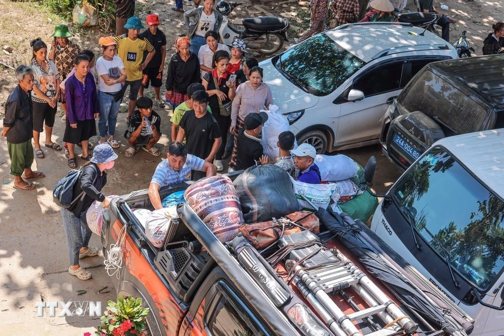 Các đơn vị thiện nguyện trao hỗ trợ lương thực, thực phẩm đến tận tay người thân xóm Thượng, thôn Kho Vàng.