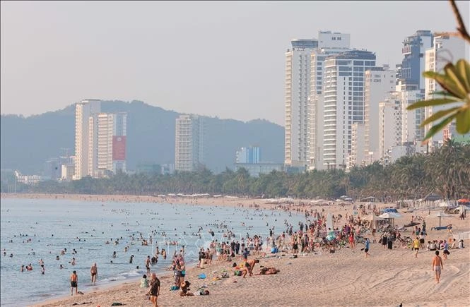 Bãi biển Nha Trang trải dài hút tầm mắt với nước biển xanh trong là nơi thu hút nhiều du khách đến nghỉ dưỡng, vui chơi.