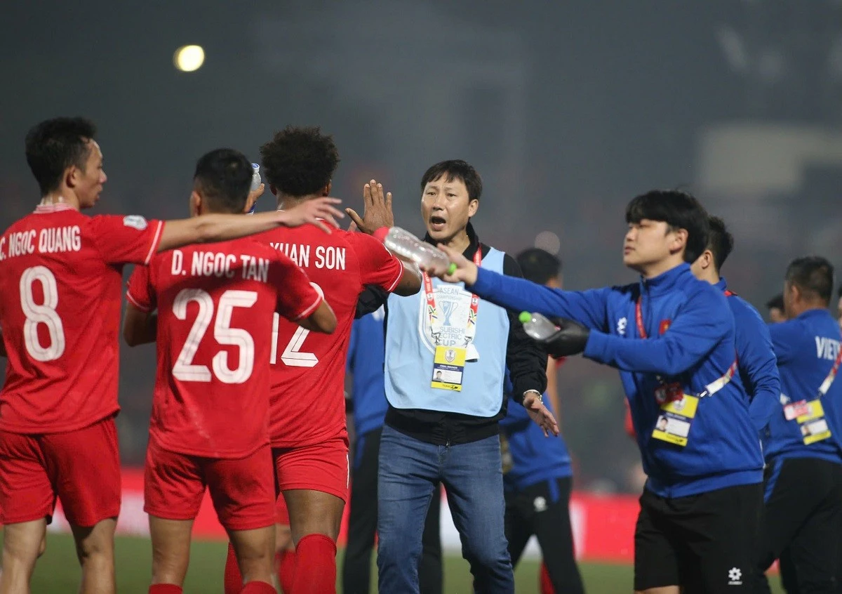 Tuy nhiên, thầy trò HLV Kim Sang Sik cần phải hết sức cẩn trọng, bởi tuyển đội vẫn còn 'hiệp 2' khó lường trên sân Thái Lan.