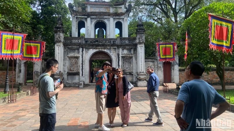 Du khách tham quan Văn Miếu - Quốc Tử Giám. Du khách tham quan Văn Miếu - Quốc Tử Giám.