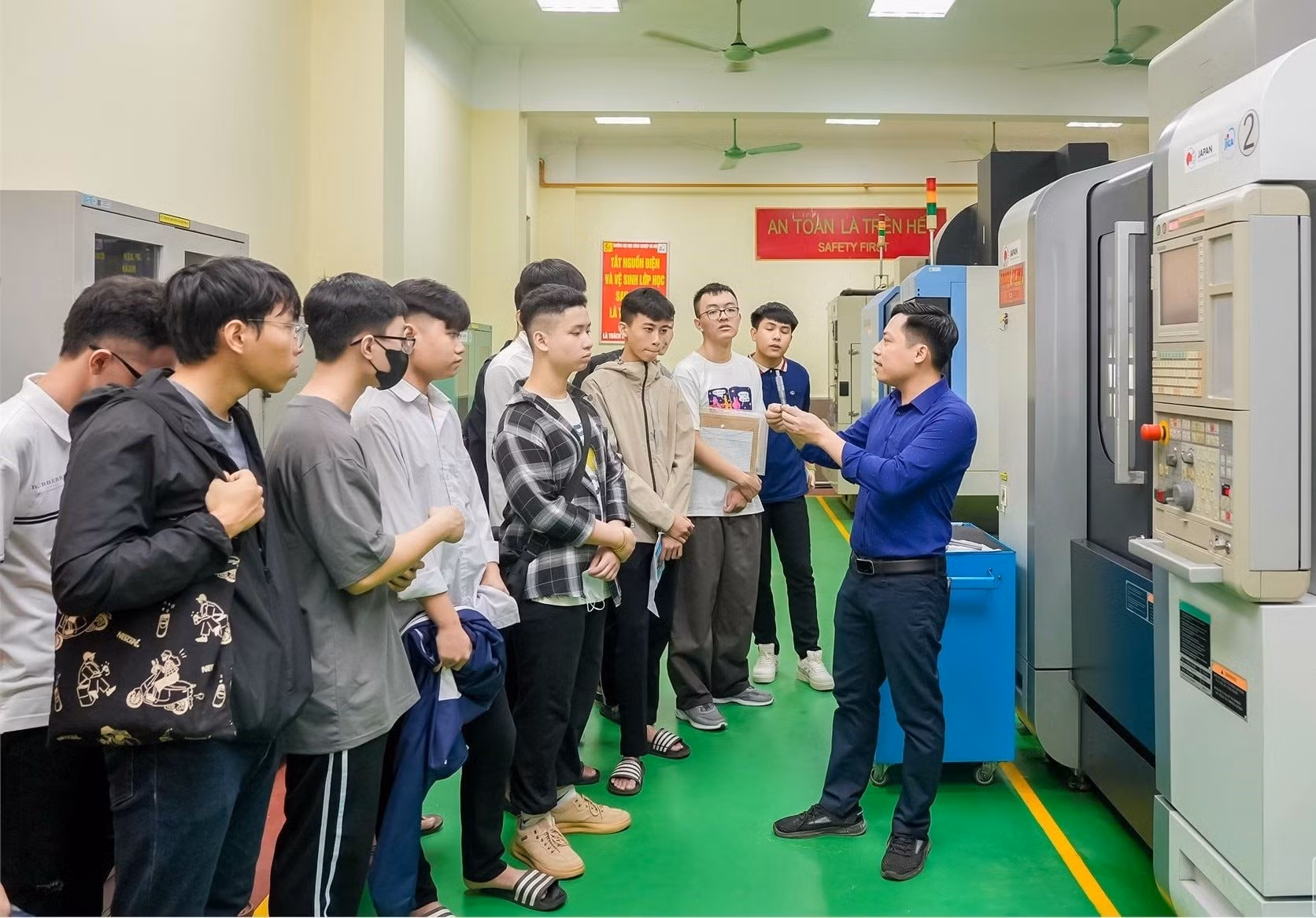 Tân sinh viên Trường Đại học Công nghiệp Hà Nội tham quan cơ sở vật chất của Trung tâm Công nghệ ô tô và Đào tạo lái xe. Ảnh: NTCC.