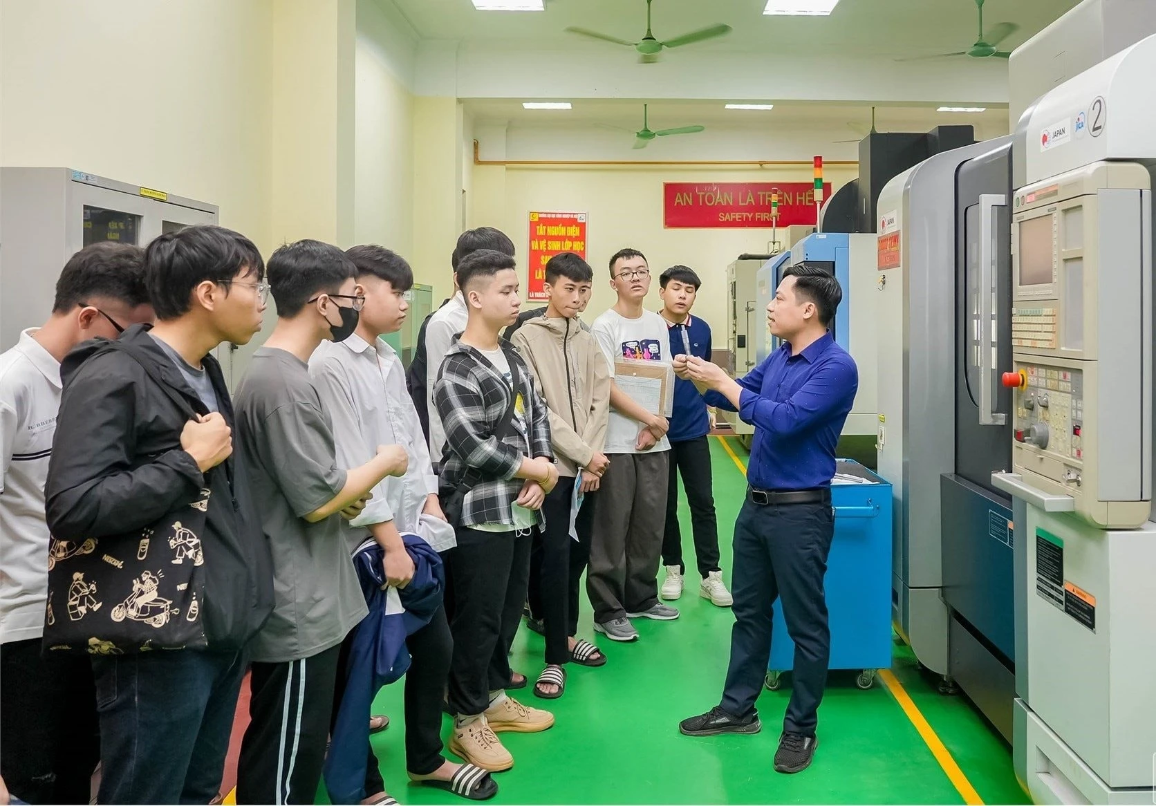 Tân sinh viên Trường Đại học Công nghiệp Hà Nội tham quan cơ sở vật chất của Trung tâm Công nghệ ô tô và Đào tạo lái xe. Ảnh: NTCC.