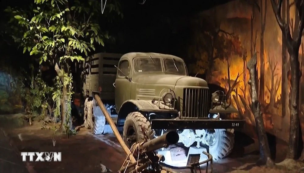 Khu vực trưng bày trong nhà của Bảng tàng Lịch sử Quân sự Việt Nam. (Ảnh: Hồng Pha/TTXVN phát)