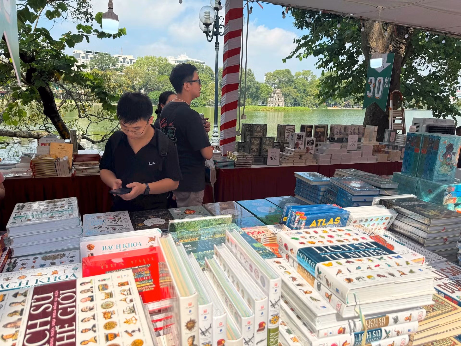 Sách in vẫn có vị trí rất quan trọng với các bạn đọc trẻ.
