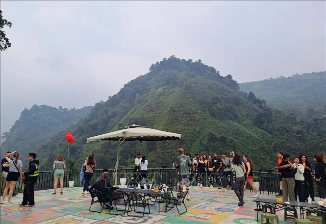 Du khách dừng chân và trải nghiệm không gian thơ mộng trong chặng đường du lịch Hà Giang đến Cao nguyên đá Đồng Văn.