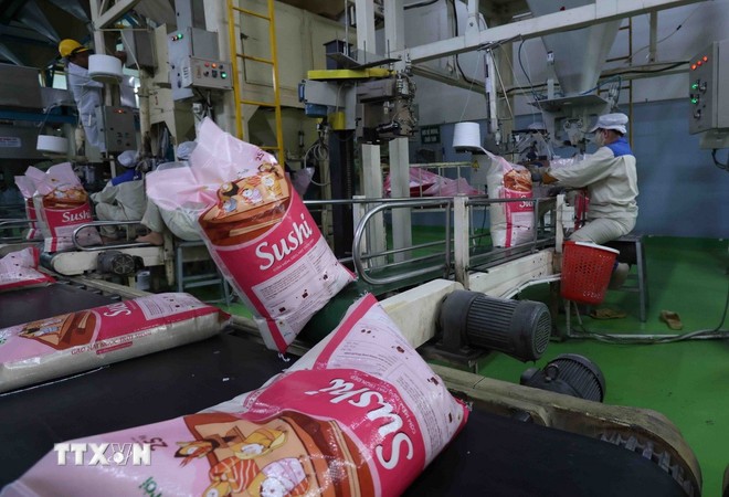 Đóng gói gạo xuất khẩu ở nhà máy của Tập đoàn Lộc Trời tại huyện Thoại Sơn, tỉnh An Giang. Đóng gói gạo xuất khẩu ở nhà máy của Tập đoàn Lộc Trời tại huyện Thoại Sơn, tỉnh An Giang.