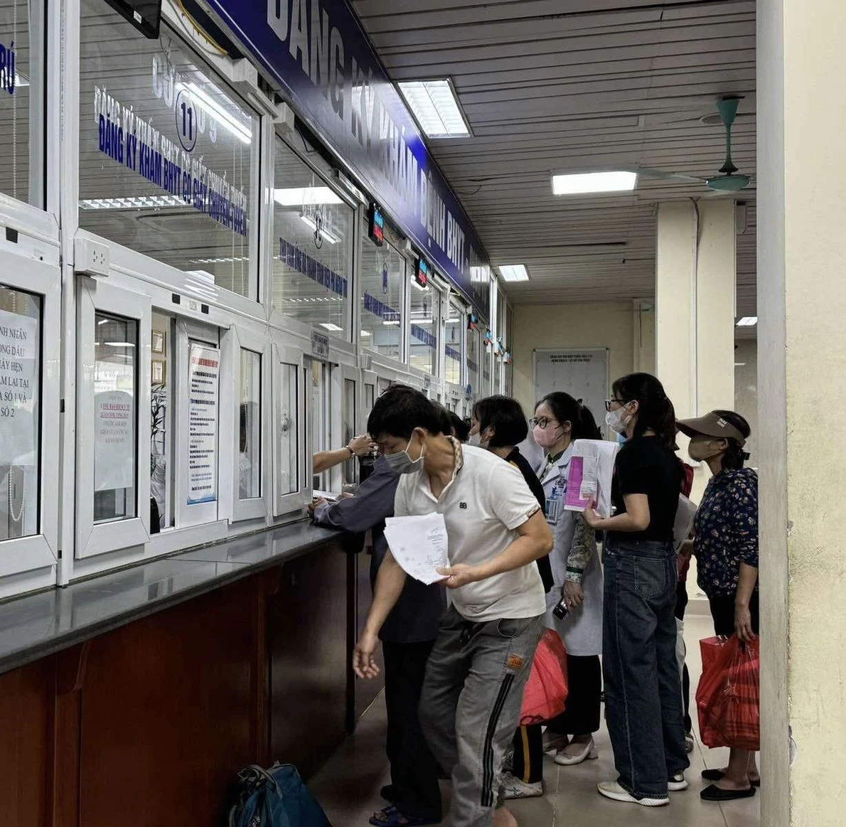 Người bệnh khám bệnh BHYT tại cơ sở y tế.