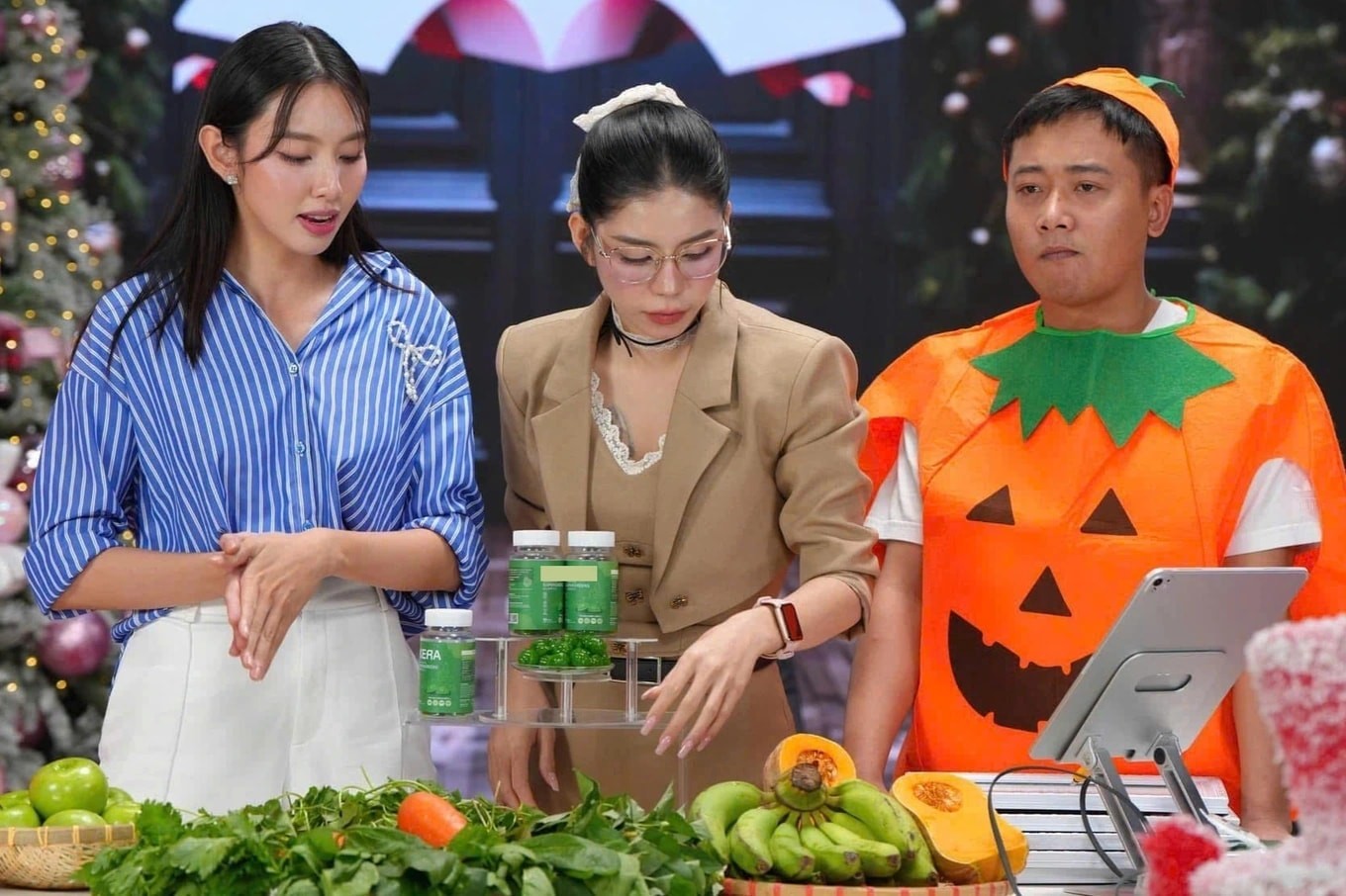 Hoa hậu Thùy Tiên, Hằng Du Mục và Quang Linh Vlogs quảng cáo sai sự thật về sản phẩm kẹo rau củ Kera đã bị khởi tố. Hoa hậu Thùy Tiên, Hằng Du Mục và Quang Linh Vlogs quảng cáo sai sự thật về sản phẩm kẹo rau củ Kera đã bị khởi tố.