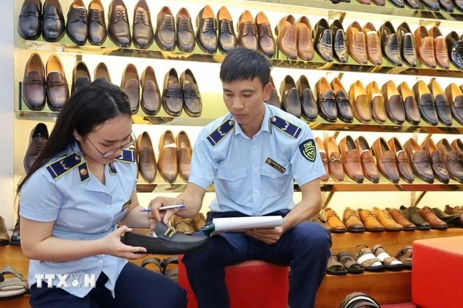 Lực lượng chức năng phát hiện giày dép, túi xách, thắt lưng làm giả các nhãn hiệu lớn.