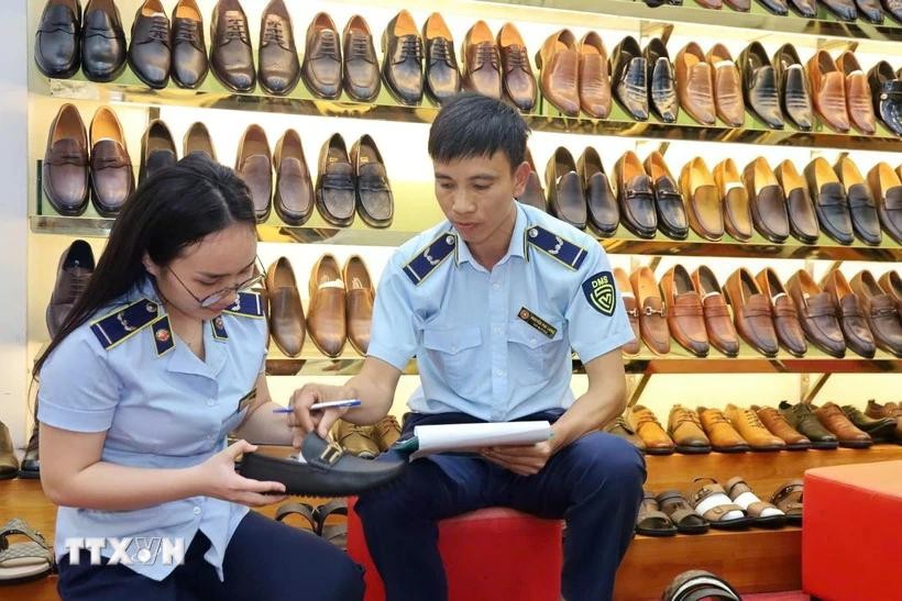 Lực lượng chức năng kiểm tra, thống kê số lượng tại một kho hàng. Lực lượng chức năng kiểm tra, thống kê số lượng tại một kho hàng.