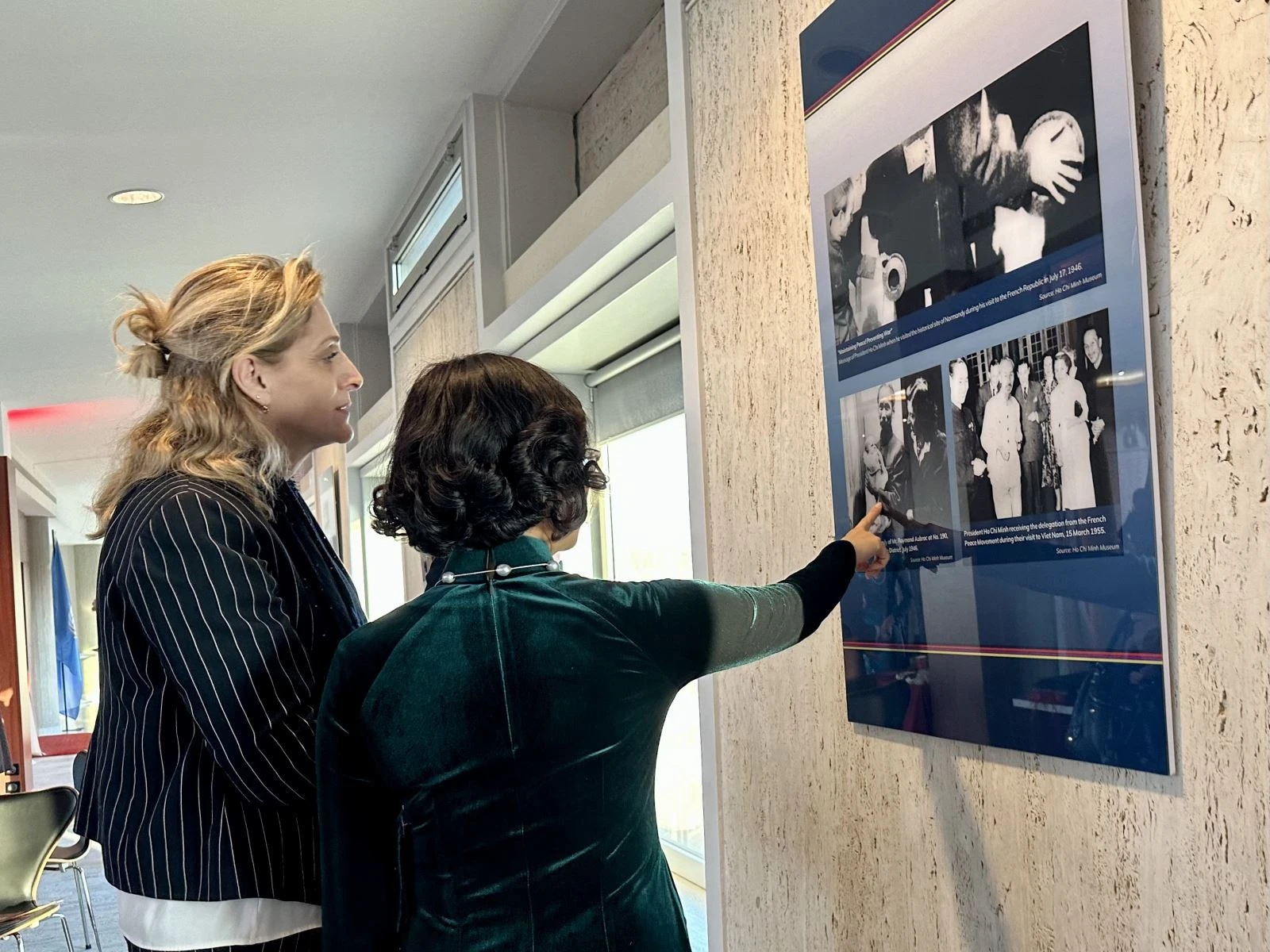 Khách xem ảnh triển lãm về cuộc đời và sự nghiệp của Chủ tịch Hồ Chí Minh.