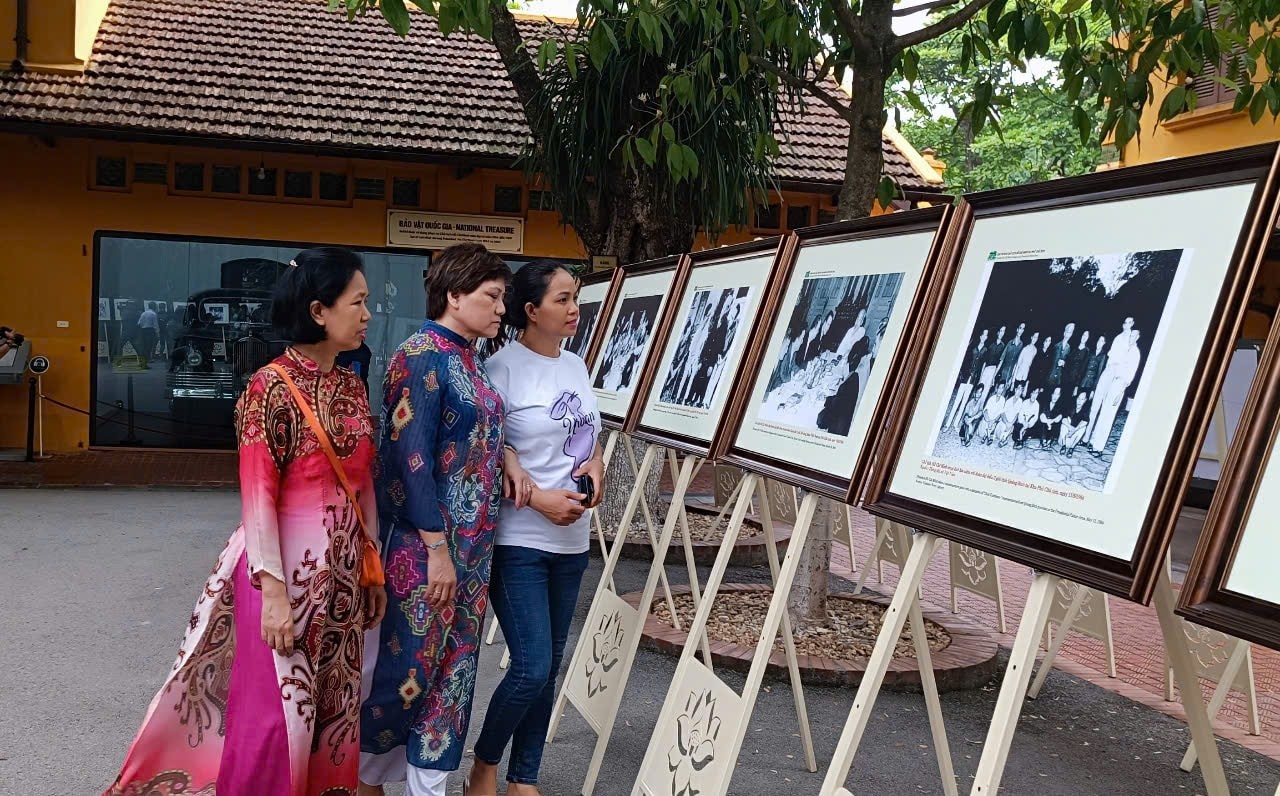 Exhibition of 135 documentary photos of Uncle Ho at the Presidential Palace (1954 - 1969). Triển lãm 135 ảnh tư liệu Bác Hồ tại Khu Phủ Chủ tịch (1954 - 1969).