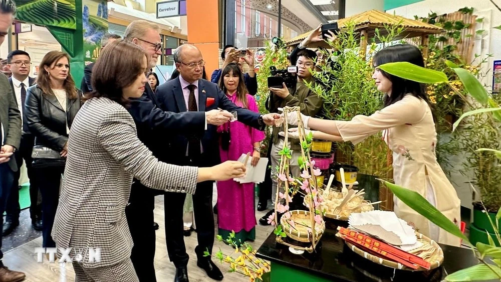 Khách tham quan trải nghiệm ẩm thực Việt Nam.