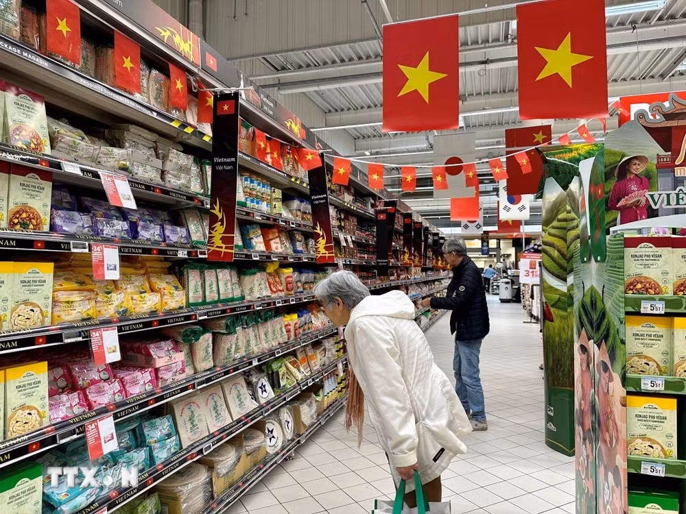 Khách hàng đang chọn mua sản phẩm Việt Nam.