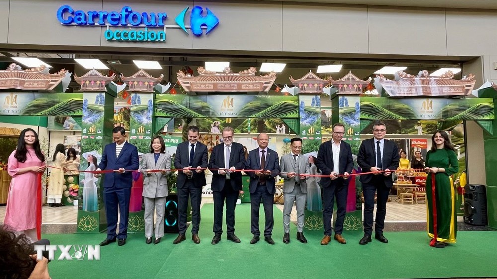 Các đại biểu cắt băng khánh thành Tuần hàng Việt Nam tại Đại siêu thị Carrefour Collégien, ngày 18/10. Các đại biểu cắt băng khánh thành Tuần hàng Việt Nam tại Đại siêu thị Carrefour Collégien, ngày 18/10.