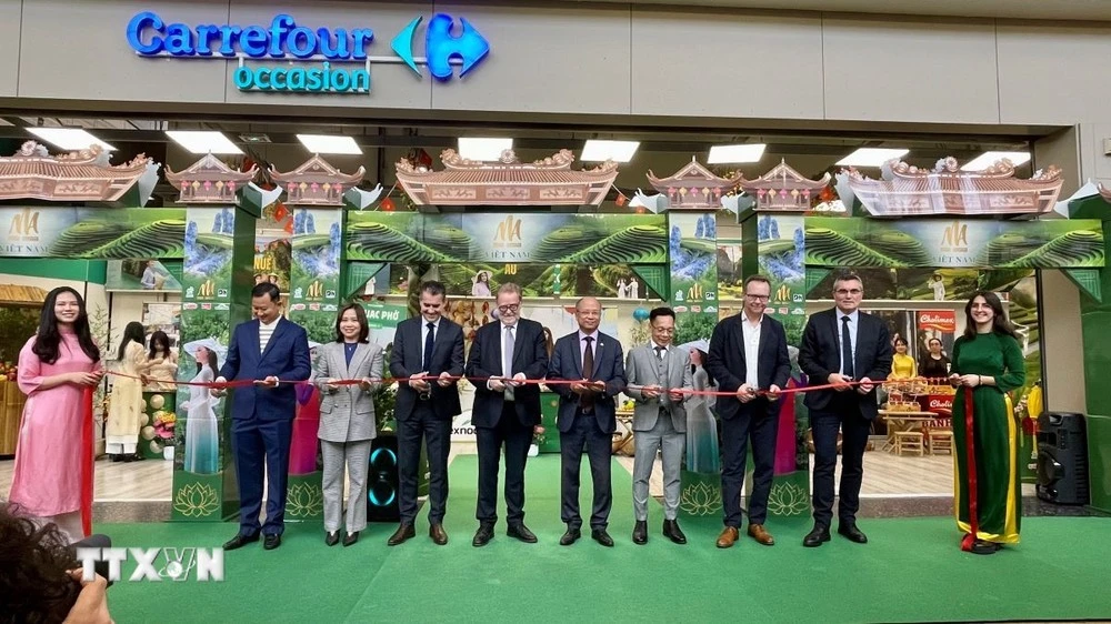 Các đại biểu cắt băng khánh thành Tuần hàng Việt Nam tại Đại siêu thị Carrefour Collégien, ngày 18/10.