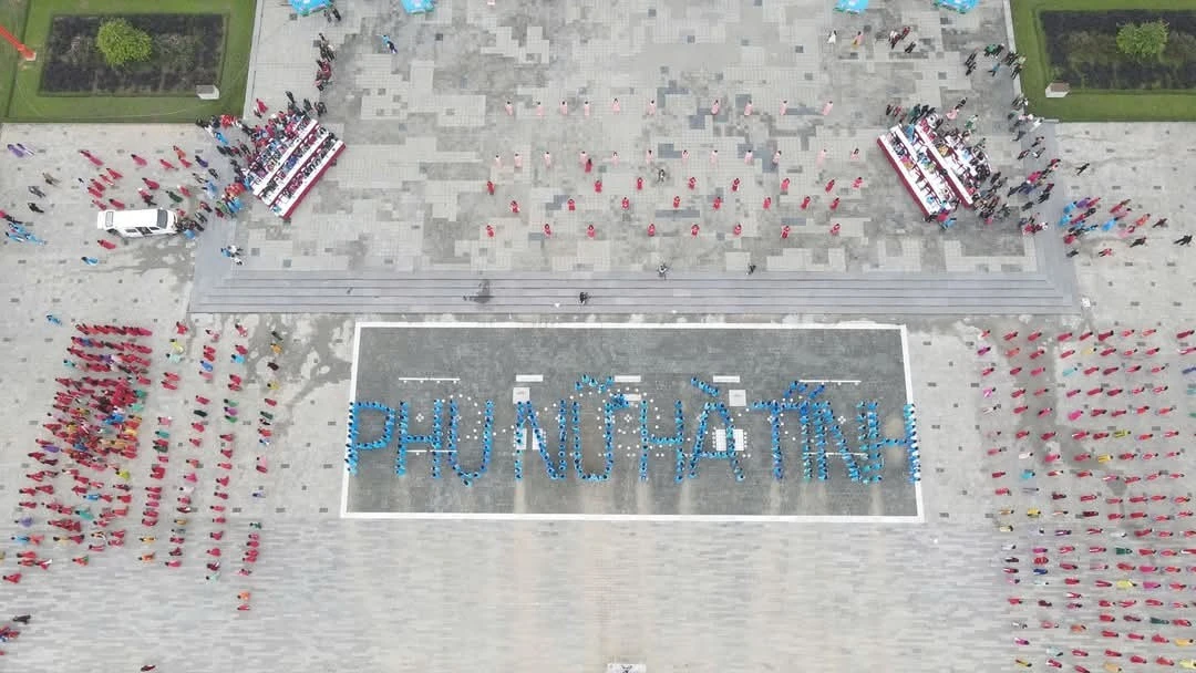 Phụ nữ mặc áo dài xếp chữ "Phụ nữ Hà Tĩnh".