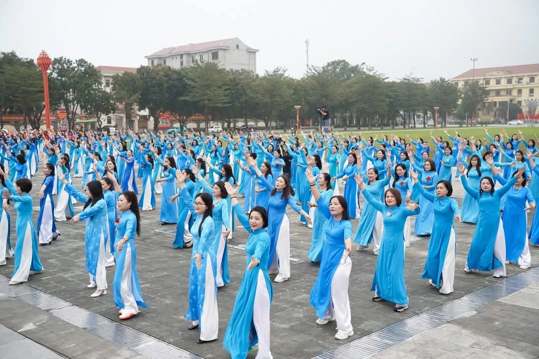 Đồng diễn dân vũ với áo dài.