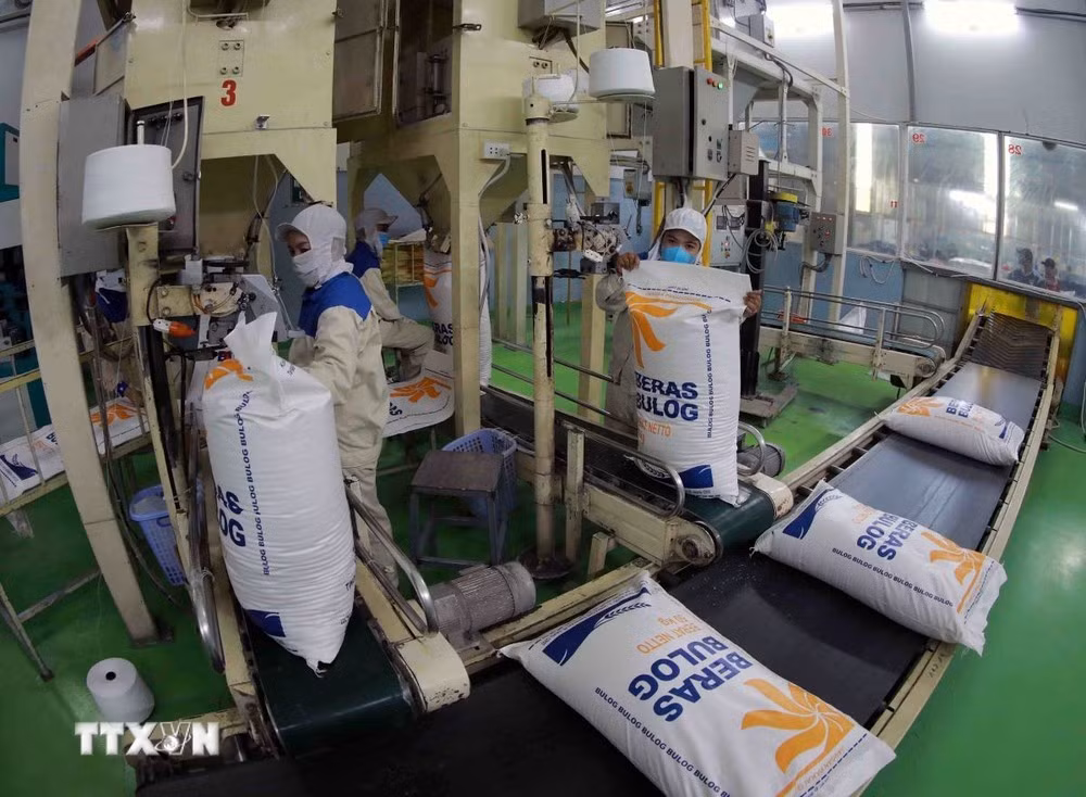 Đóng gói sản phẩm gạo xuất khẩu.