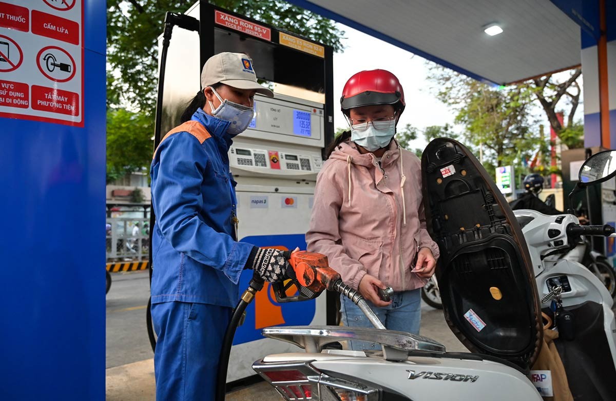 Giá xăng quay đầu giảm. Giá xăng quay đầu giảm.