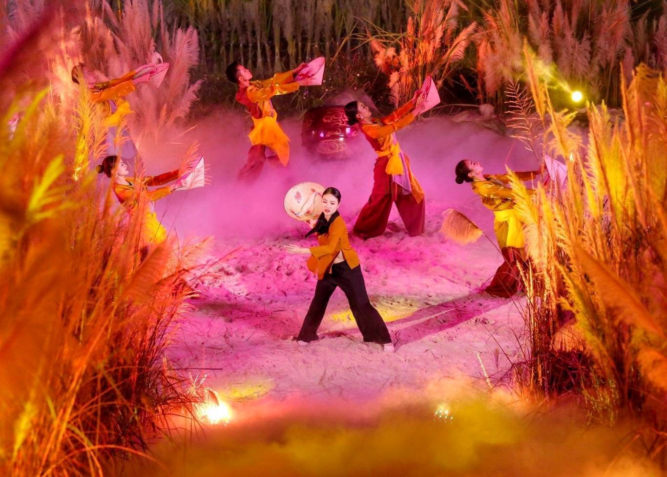 A performance in the art program Một tiết mục trong chương trình nghệ thuật “Linh thiêng đình Chèm - Dòng chảy tinh hoa”.