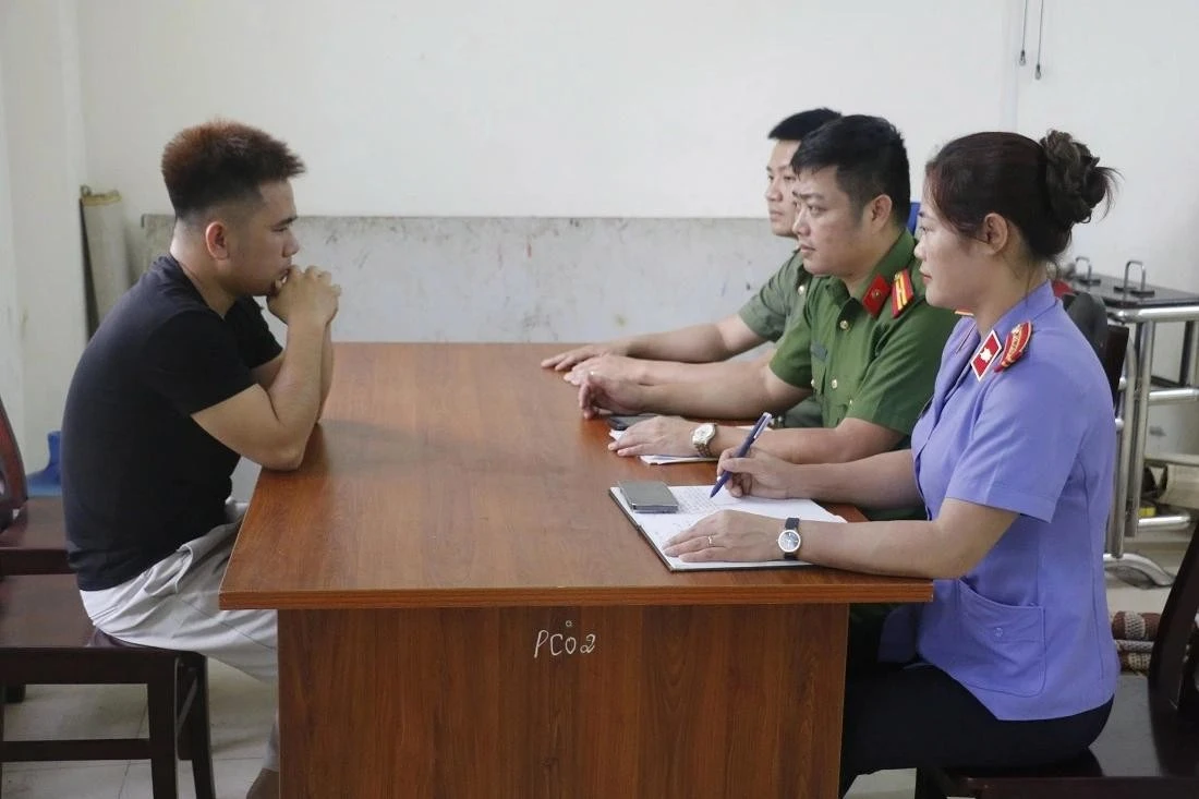 Lực lượng chức năng lấy lời khai nghi phạm.