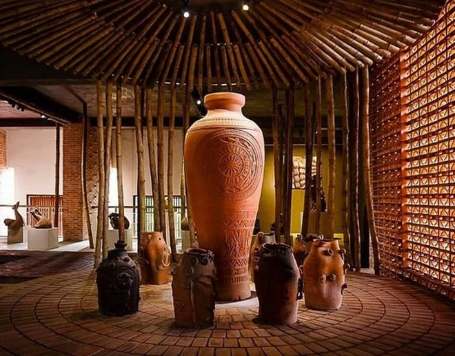 Khu vực triển lãm của làng gốm truyền thống Thanh Hà.