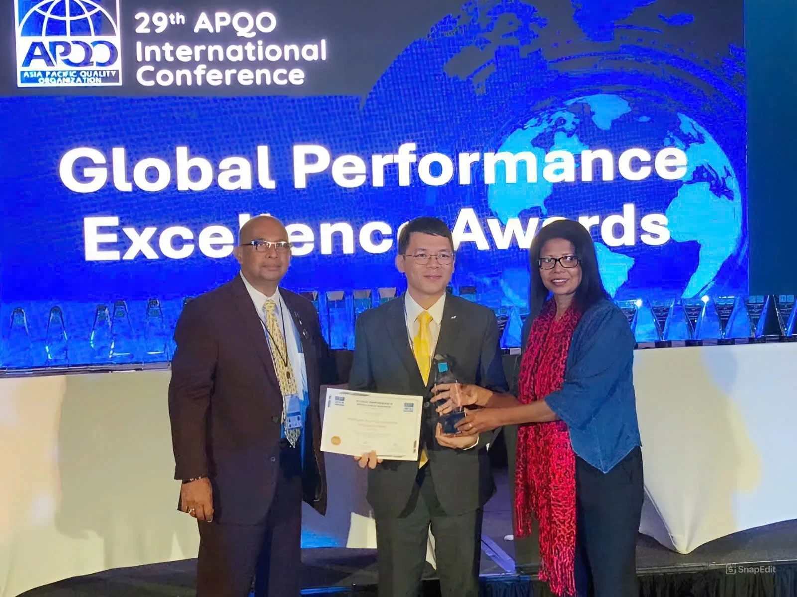 Đại diện Tổng công ty Bưu điện Việt Nam nhận giải World Class - Giải thưởng Chất lượng Quốc tế châu Á - Thái Bình Dương (GPEA) năm 2024. Ảnh: Vietnam Post