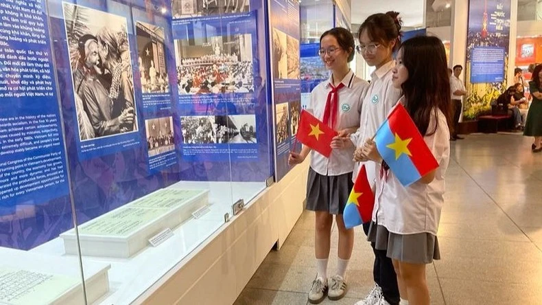 Các em học sinh tham quan Trưng bày.