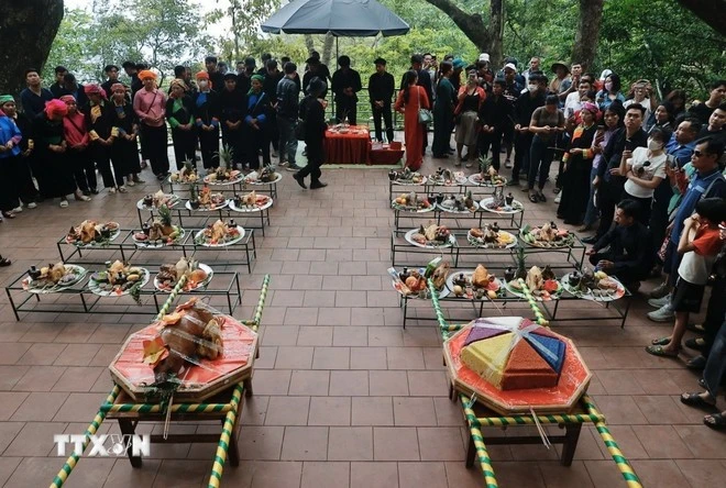 Dâng lễ tại miếu Ông.