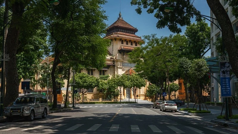 Đại học Quốc gia Hà Nội là một di sản kiến trúc nổi bật của Hà Nội, mang vẻ đẹp Á - Âu.