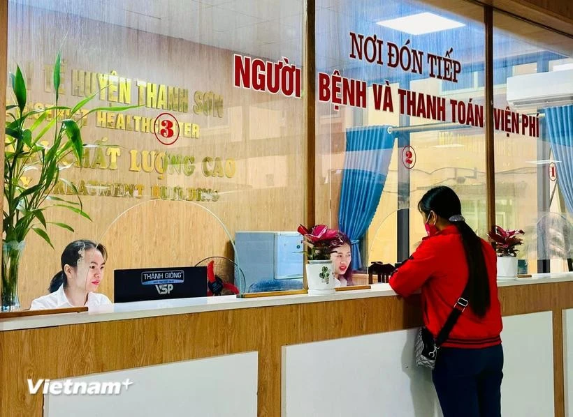 Người dân đến khám bệnh tại một trung tâm y tế huyện.