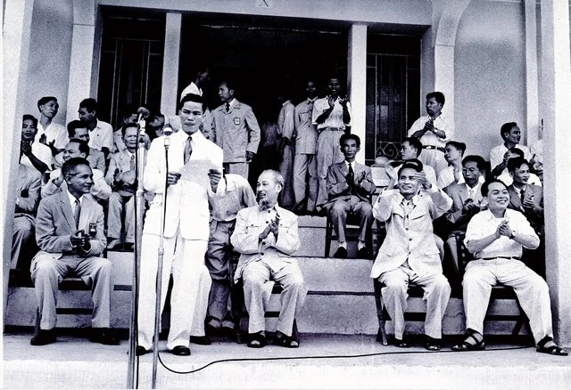 Bác Hồ có mặt trên khán đài sân Cột Cờ để theo dõi cuộc tranh tài giữa tuyển Campuchia và đội tuyển Hà Nội diễn ra ngày 26/5/1957. (Ảnh: TTXVN)