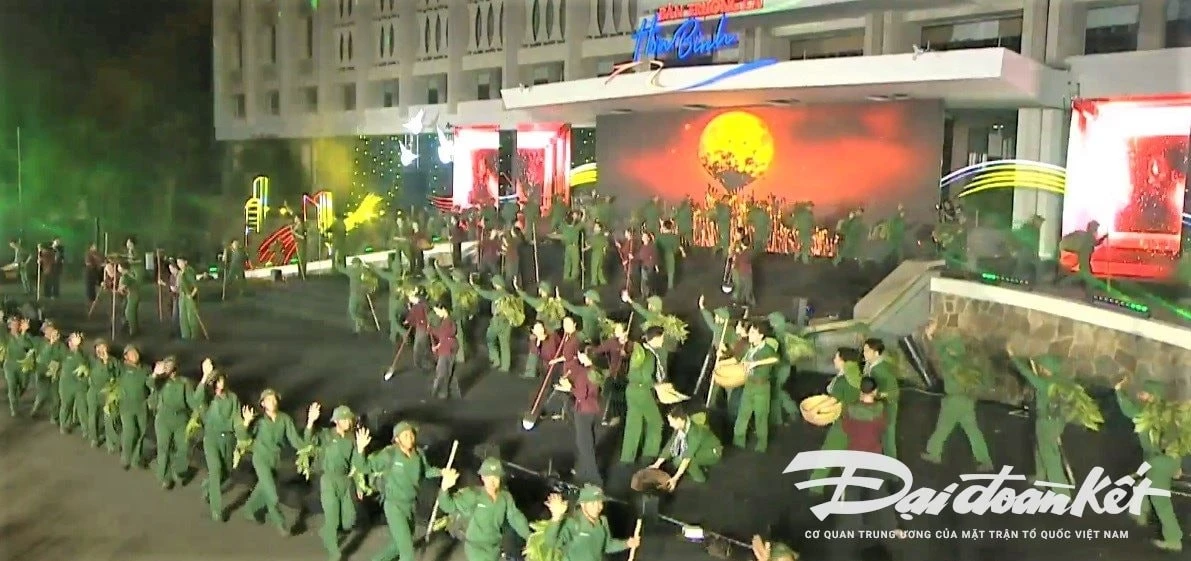 Tiết mục thể hiện hình ảnh "bộ đội cụ Hồ" vượt Trường Sơn, vượt núi, băng sông vào giải phóng miền Nam, thống nhất đất nước tại điểm cầu Hội trường Thống Nhất.