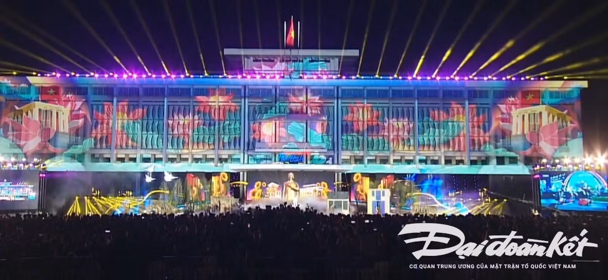 Rất đông người dân đã đến trực tiếp điểm cầu Hội trường Thống Nhất - TP Hồ Chí Minh để theo dõi chương trình.