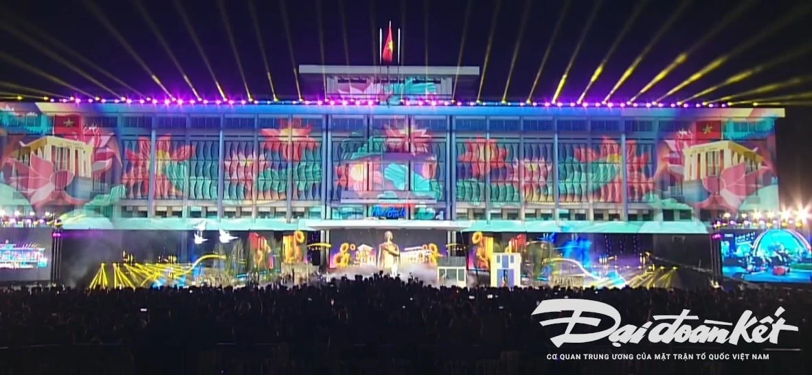 Rất đông người dân đã đến trực tiếp điểm cầu Hội trường Thống Nhất - TP Hồ Chí Minh để theo dõi chương trình.