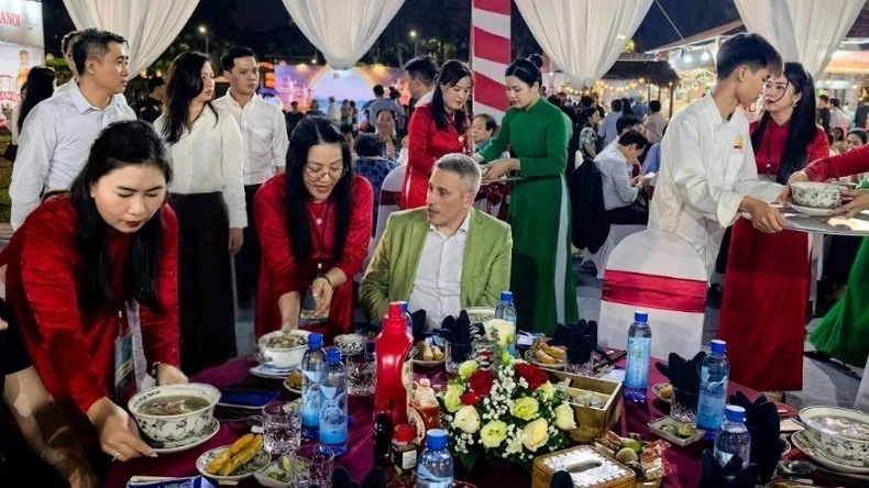 Các vị khách thưởng thức phở với nhiều ấn tượng.