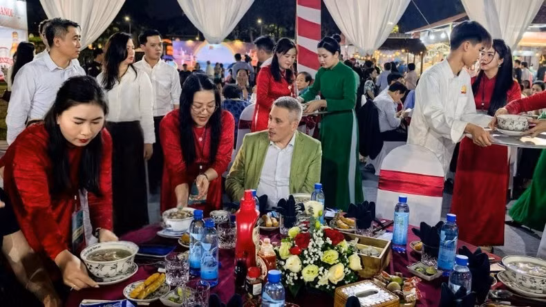 Các vị khách thưởng thức phở với nhiều ấn tượng.