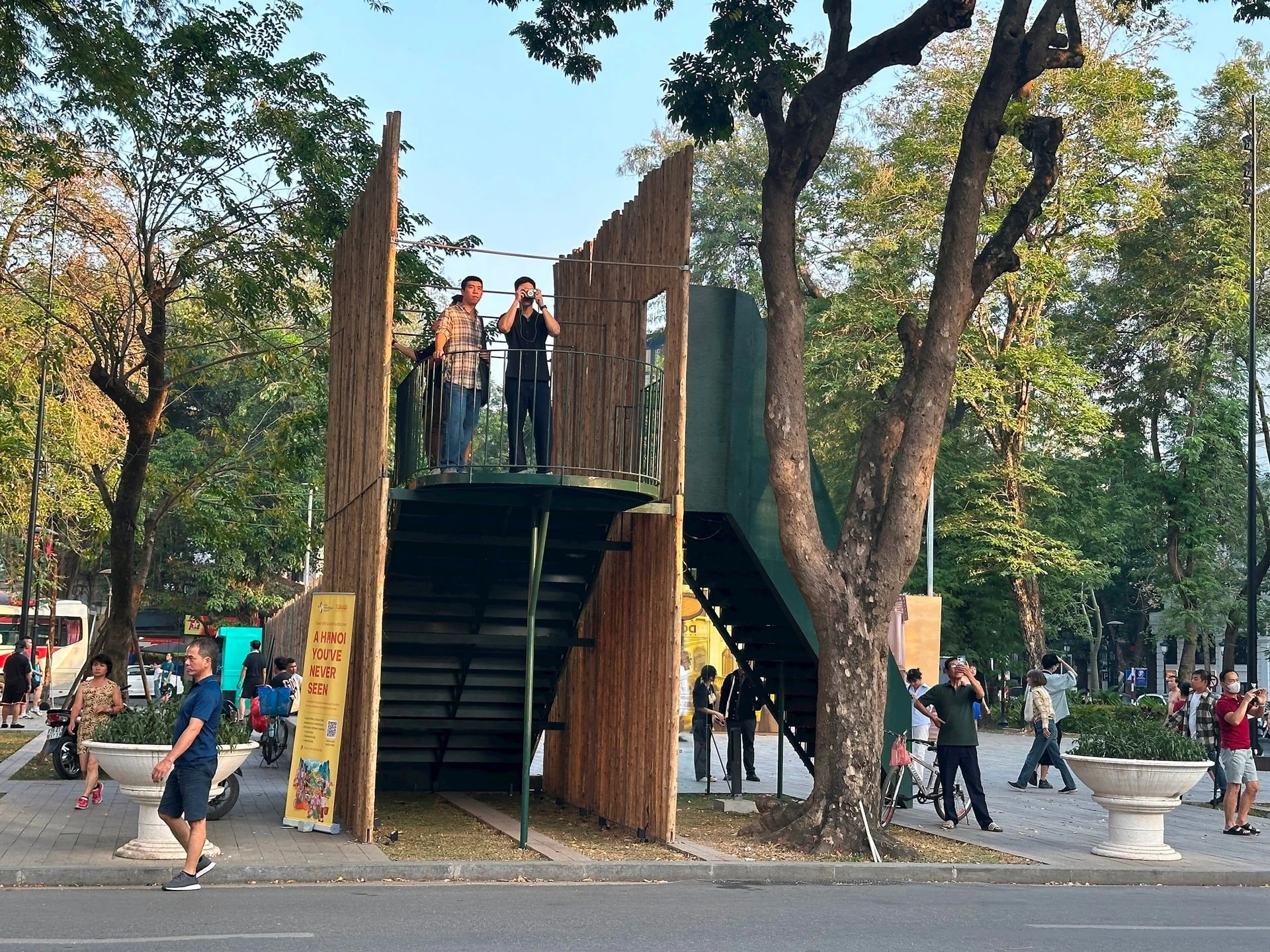 Một pavilion ở vườn hoa đối diện Bắc Bộ Phủ.