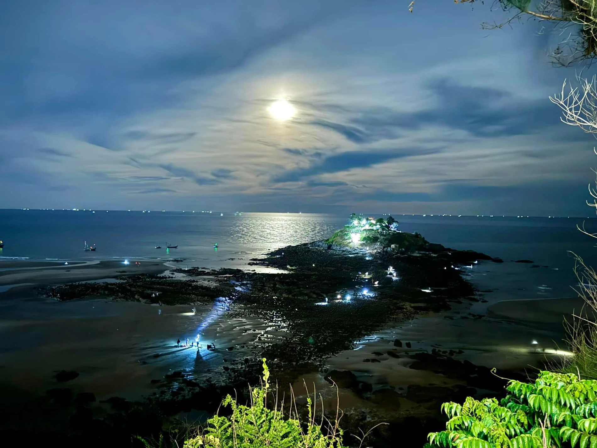 Con đường chỉ xuất hiện vài giờ vào một số ngày nhất định trong tháng. Ảnh: HT/Khám phá Vũng Tàu