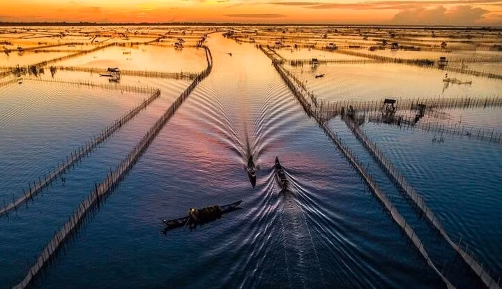 Đầm Chuồn với khung cảnh hùng vĩ và mênh mông.