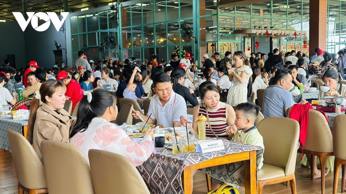 Khách đông nhưng các dịch vụ du lịch đều đảm bảo. Khách đông nhưng các dịch vụ du lịch đều đảm bảo.